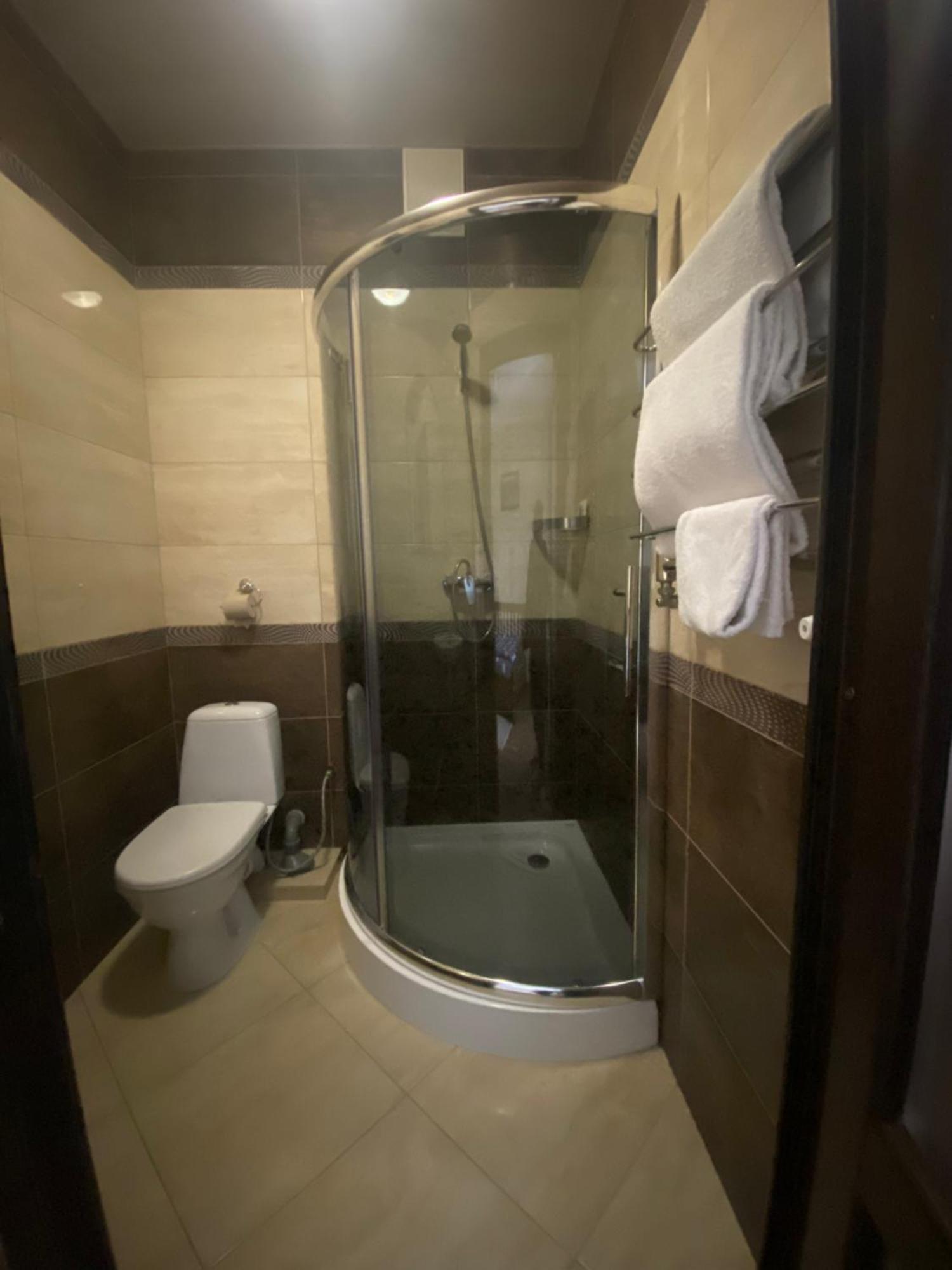 Mini-Hotel Neptun Rivne Buitenkant foto