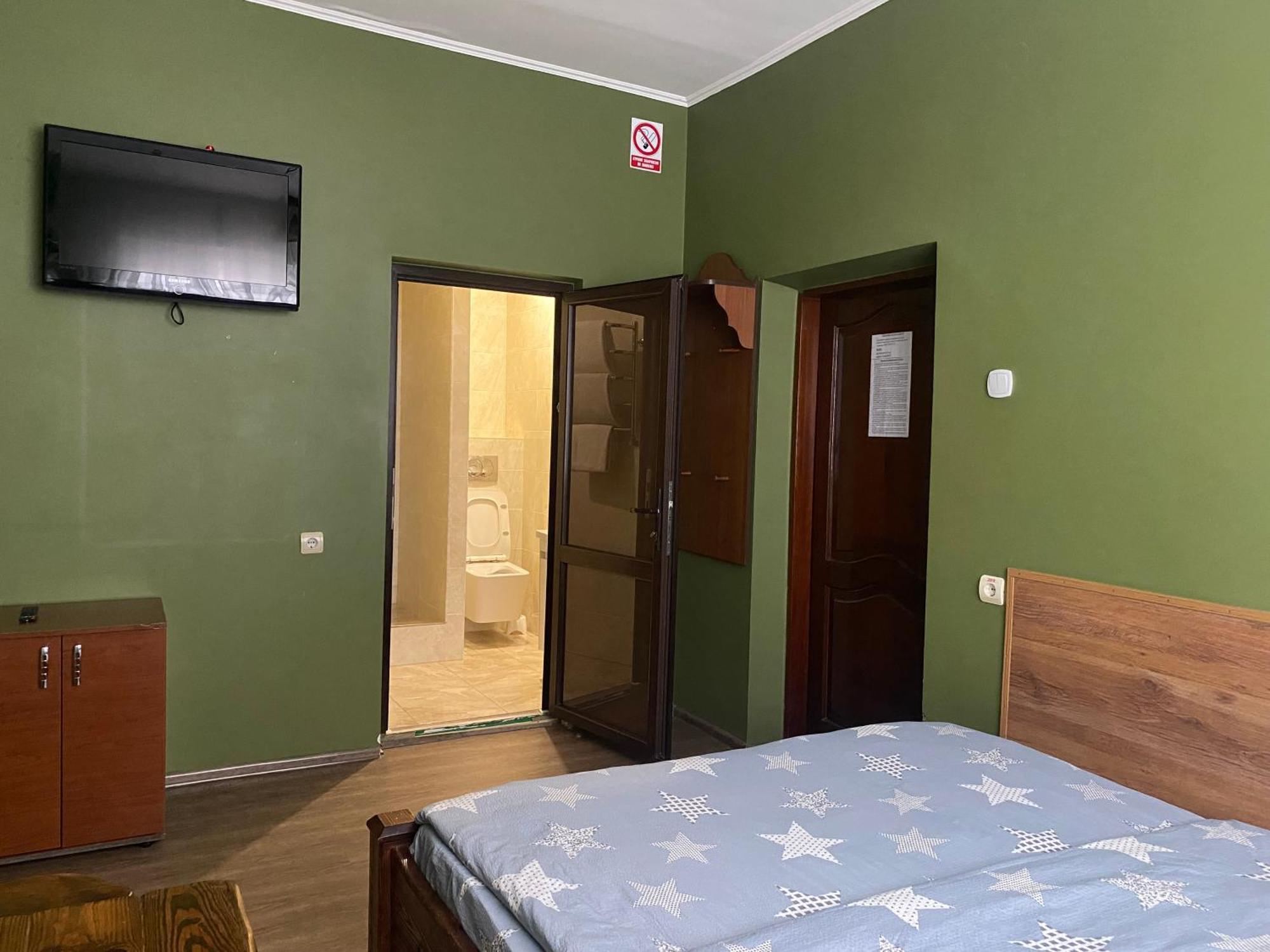 Mini-Hotel Neptun Rivne Buitenkant foto
